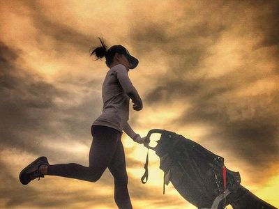 Foto: Satu Lagi Hot Mama, Olahraga Sambil Dorong-dorong Stroller