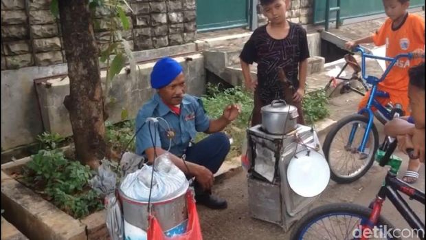 Kisah Penjual Kembang Tahu Berseragam Tentara di Jaktim yang Viral