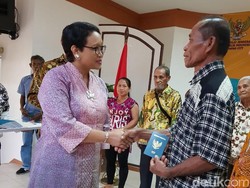 Menlu Bagikan Paspor untuk Keturunan Indonesia di Filipina Selatan