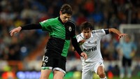 Nikola Zigic sempat mencuri perhatian saat pertama kali datang ke Spanyol dan memperkuat Racing Santander, hingga kemudian direkrut Valencia. Tapi justru di Valencia dia meredup dan dipinjamkan kembali ke Racing Santander pada Januari 2009. Dia membawa tim lolos dari jeratan degradasi dengan 13 gol dari 19 penampilan. (Foto: Jasper Juinen/Getty Images)