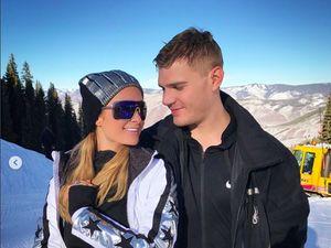 Paris Hilton Pilih Gaun Pengantin Bertema Disney Princess?