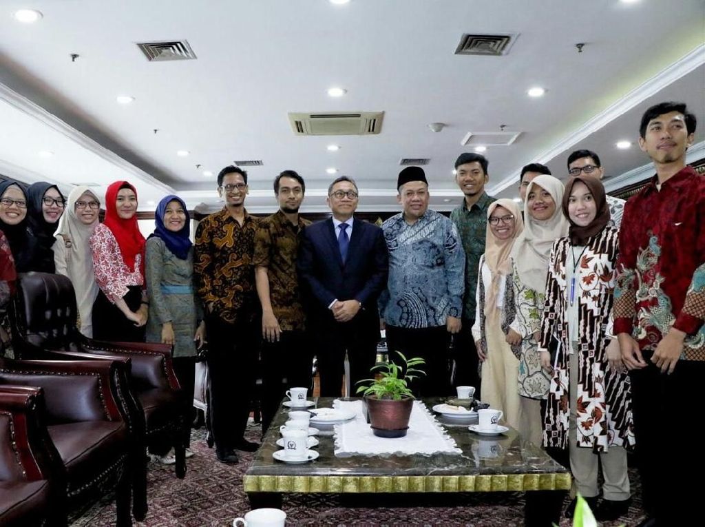 Majukan Indonesia dengan Ilmu, Jadilah Tuan di Negeri Sendiri Majukan Indonesia dengan Ilmu, Jadilah Tuan di Negeri Sendiri