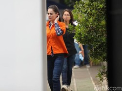 Jennifer Dunn Mohon Ampun saat Ditangkap, Mike Lewis Mesra dengan Transgender