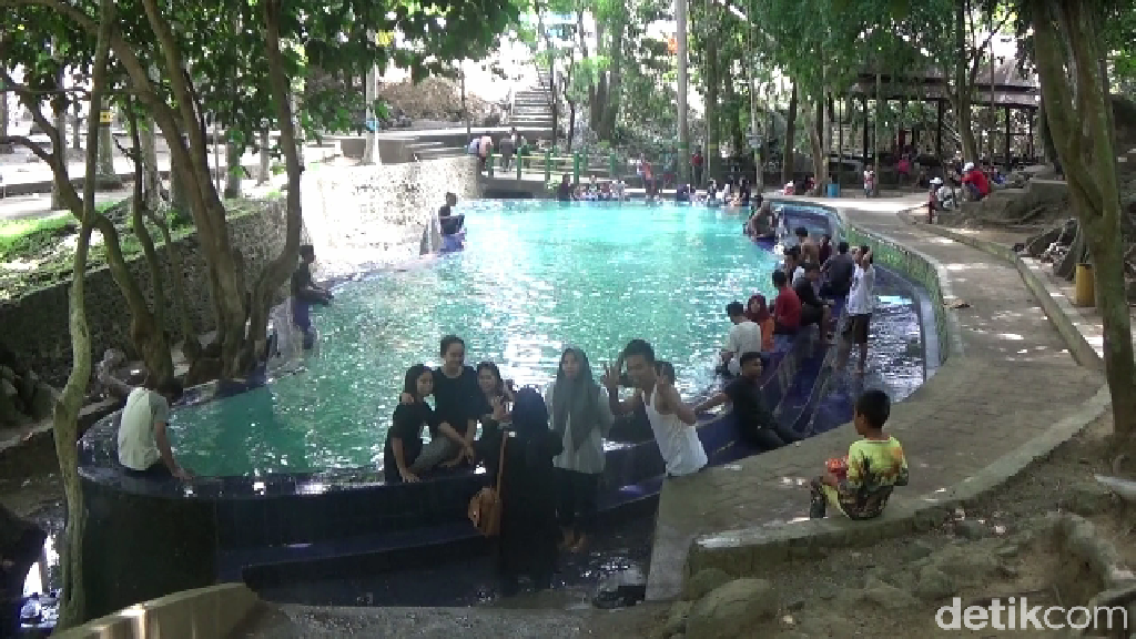 Foto: Kolam Air Panas yang Berkhasiat di Soppeng