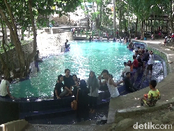 Kolam Air Panas yang Konon Berkhasiat Sembuhkan Penyakit