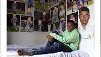 Dalam meme ini, wajah Lingard bertebaran dalam poster-poster yang menghiasi kamar Mbappe. Lingard sudah seperti jadi idola Mbappe saja! (Foto: Screenshot Twitter)