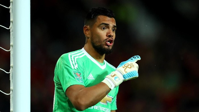 MANCHESTER, ENGLAND - SEPTEMBER 20: Sergio Romero of Manchester United gives his team instructions during the Carabao Cup Third Round match between Manchester United and Burton Albion at Old Trafford on September 20, 2017 in Manchester, England.  (Photo by Richard Heathcote/Getty Images)