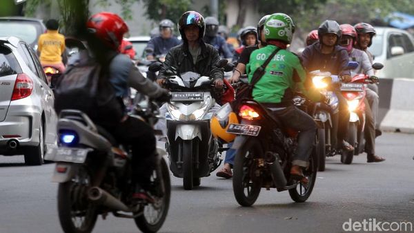 Aksi Nekat Melawan Arus yang Bahayakan Orang Lain