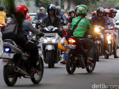 Aksi Nekat Melawan Arus yang Bahayakan Orang Lain