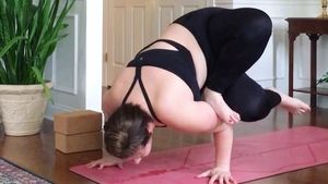 Foto: Keren! Wanita Ini Buktikan Orang Gemuk Bisa Lakukan Pose Yoga