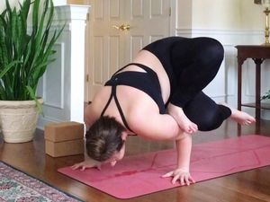 Foto: Keren! Wanita Ini Buktikan Orang Gemuk Bisa Lakukan Pose Yoga