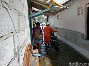 Banjir Rob Genangi Pelabuhan Muara Baru