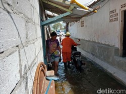 Banjir Rob Genangi Pelabuhan Muara Baru