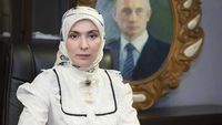 Foto: Gaya Hijab Aina Gamzatova, Rival Putin di Pemilu Rusia 2018