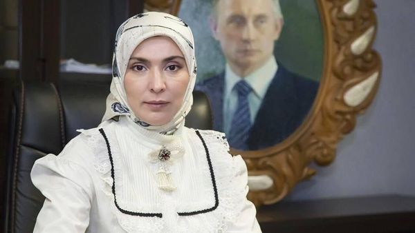 Foto: Gaya Hijab Aina Gamzatova, Rival Putin di Pemilu Rusia 2018