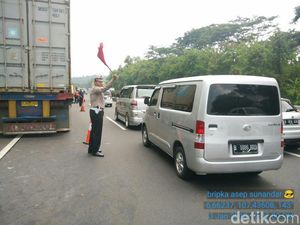 Dua Truk Tabrakan, Tol Cipularang Arah Bandung Macet