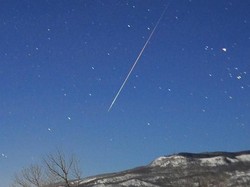 Tips Sederhana Nonton Puncak Hujan Meteor Lyrids Malam Ini