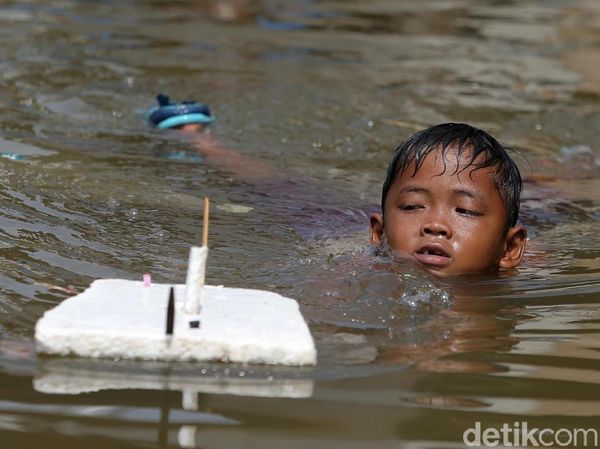 Banjir Rob Kembali Rendam Pelabuhan Kali Adem