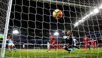 Gol Sterling itu tercatat tercipta dalam 38 detik. Gol tersebut merupakan gol tercepat kedua di Premier League 2017/18, sekaligus tercepat ketiga yang dicetak Manchester City dalam sejarah kompetisi ini. (Foto: Julian Finney/Getty Images)
