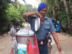 Kisah Penjual Kembang Tahu Berseragam Tentara di Jaktim yang Viral