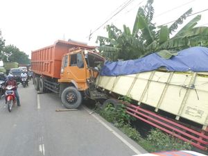 Kecelakaan di Jombang Libatkan 2 Truk dan Mobil, 2 Orang Luka