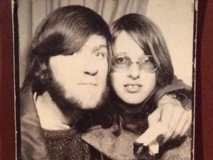 Patah Hati, Pria Ini Ogah Buka Kado Natal dari Mantan Pacar Selama 47 Tahun