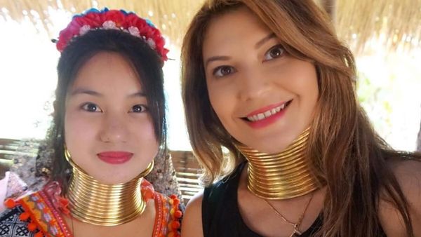 Foto: Gadis Berleher Panjang yang Dikunjungi Tamara Bleszynski