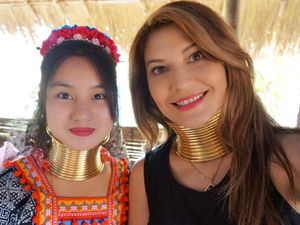 Foto: Gadis Berleher Panjang yang Dikunjungi Tamara Bleszynski