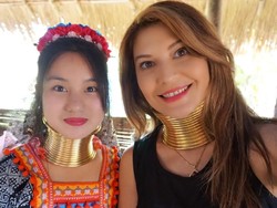 Saat Leher Tamara Bleszynski Jadi Panjang