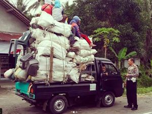 Jangan Ditiru, Mobil Bak Ini Malah Buat Angkut Barang dan Orang