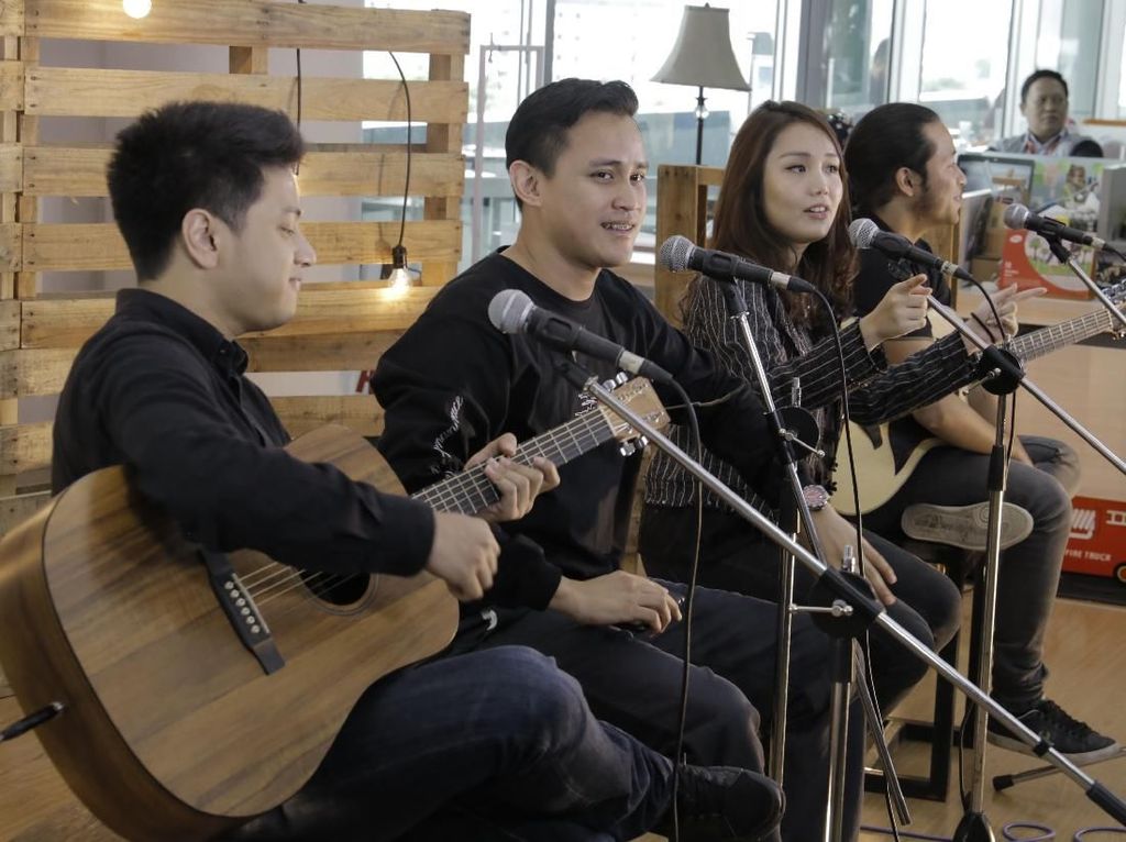 Banyak Panggung Batal, Febrian Nindyo HiVi! Tetap Bermusik dari Rumah Banyak Panggung Batal, Febrian Nindyo HiVi! Tetap Bermusik dari Rumah