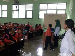 Numpang Belajar di Kampus, Ini Ekspresi Ratusan Siswa SDN Kranggan I Numpang Belajar di Kampus, Ini Ekspresi Ratusan Siswa SDN Kranggan I