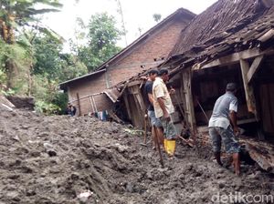 Talud Longsor Timpa Rumah Warga di Semarang