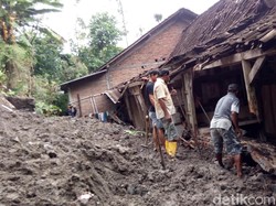 Talud Longsor Timpa Rumah Warga di Semarang