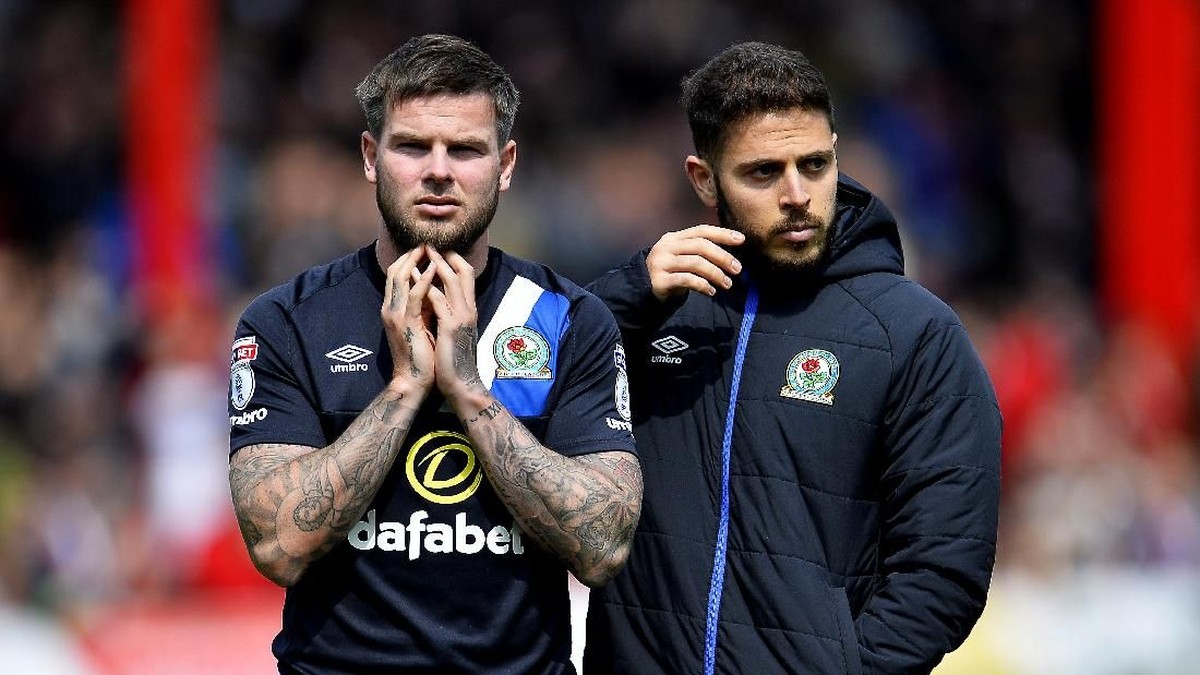 Danny Guthrie (kiri) saat memperkuat Blackburn Rovers, Mei 2017. (Foto: Justin Setterfield/Getty Images)