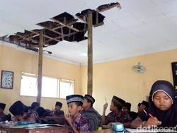 Miris! 2 Tahun Pelajar MI Bahrul Ulum Belajar di Ruang Kelas Kritis