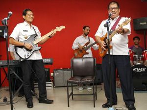 Saat Sandiaga Ngeband Lagu Koes Plus Bareng Pejabat Pemprov DKI Saat Sandiaga Ngeband Lagu Koes Plus Bareng Pejabat Pemprov DKI