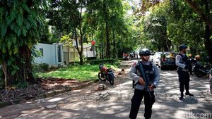 Suasana Tim Gegana Cek Paket Mencurigakan di Rumah Dubes Myanmar