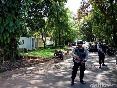 Suasana Tim Gegana Cek Paket Mencurigakan di Rumah Dubes Myanmar