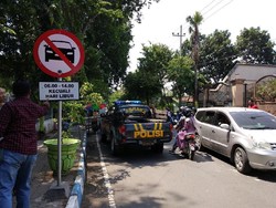 Langgar Larangan Masuk, Mobil Polisi di Probolinggo Ditabrak MPV