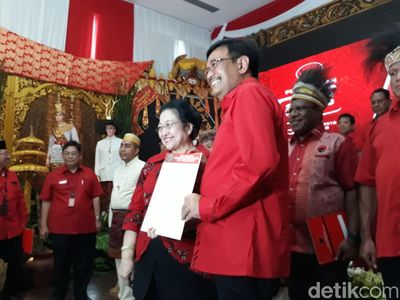 Diusung Jadi Cagub Sumut, Djarot Cium Tangan Megawati