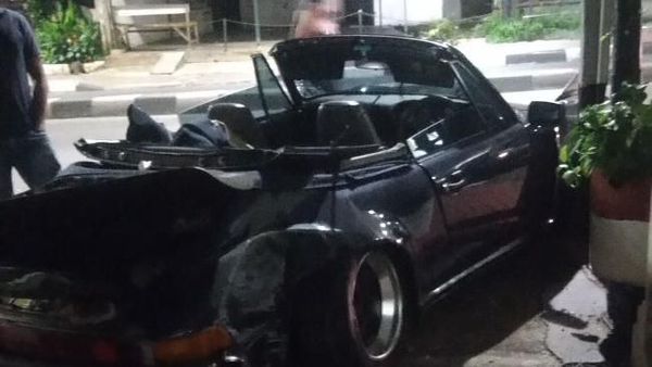 Penampakan Pagar Kelurahan Pulo yang Rusak Ditabrak Mobil Sport