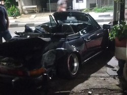 Waduh, Porsche Klasik Hilang Kendali dan Tabrak Kantor Kelurahan Pulo