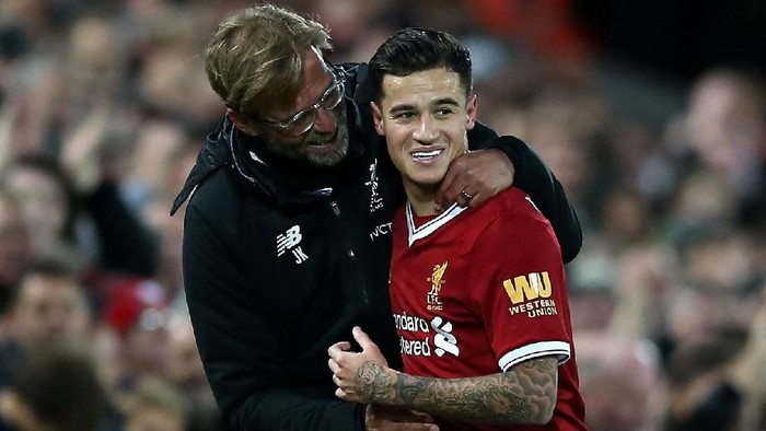 LIVERPOOL, ENGLAND - NOVEMBER 18:  Philippe Coutinho of Liverpool is congratulated by manager Jurgen Klopp after scoring his sides third goal during the Premier League match between Liverpool and Southampton at Anfield on November 18, 2017 in Liverpool, England.  (Photo by Jan Kruger/Getty Images)