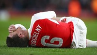 Arsenal ditinggal Laurent Koscielny akibat cedera pergelangan kaki. Dia diperkirakan baru pulih pertengahan bulan ini. (Foto: Paul Gilham/Getty Images)