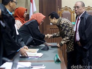 Eksepsi Ditolak, Novanto Salami Jaksa KPK Sambil Tertawa