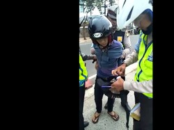 Video Pemuda Tabrak Polisi dan Ketahuan Bawa Ganja