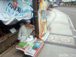 Abah Komar, Kakek 76 Tahun Penjual Kitab di Trotoar Sukabumi Abah Komar, Kakek 76 Tahun Penjual Kitab di Trotoar Sukabumi