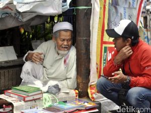 Kisah Kegigihan Abah Komar Jualan Kitab di Trotoar Sukabumi Kisah Kegigihan Abah Komar Jualan Kitab di Trotoar Sukabumi