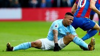 Gabriel Jesus mengalami cedera cukup parah saat Manchester City menghadapi Crystal Palace di malam pergantian tahun. Dia diperkirakan absen sampai pertengahan Februari 2018. (Foto: Clive Rose/Getty Images)